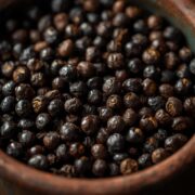 belles images de petite poivre de couleur noir dans un recipient